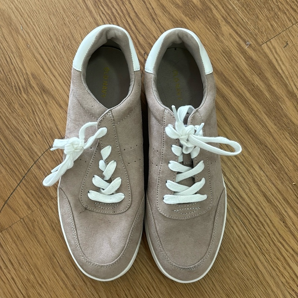 Sneakers in great condition.